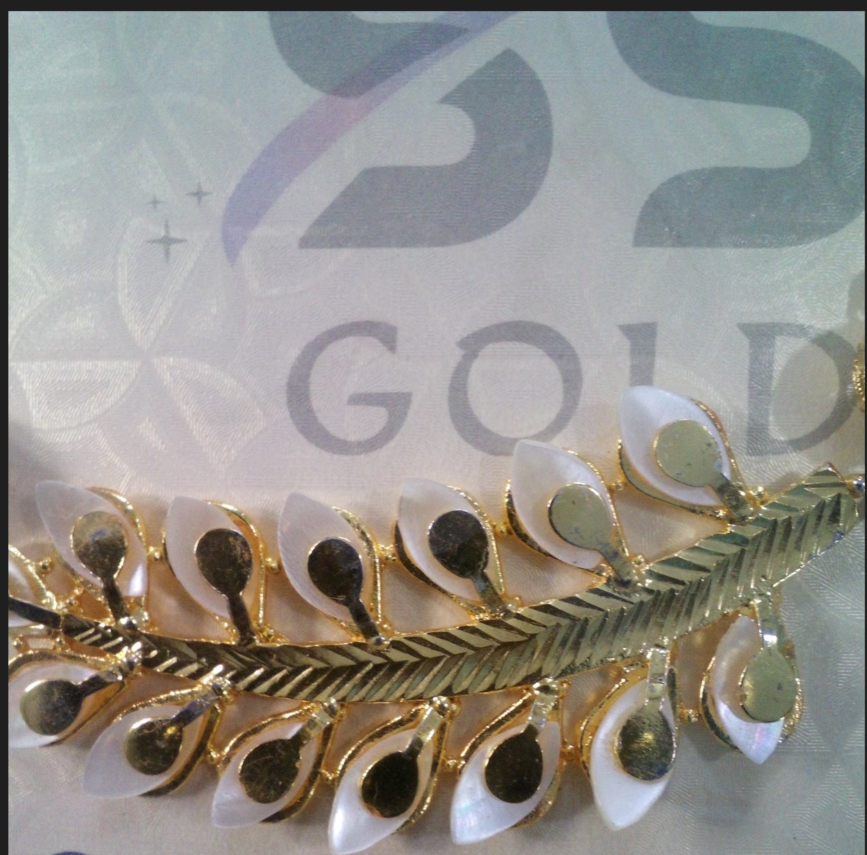 Choker Necklace on Shell Leaf Gold Plated with Earrings